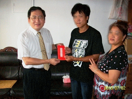 基隆地方法院檢察署將緩起訴處分金變愛心,頒發弱勢受保護管束人子女助學金,共有17戶家庭受惠。