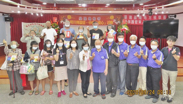 基檢明月傳溫情 中秋佳節添暖意