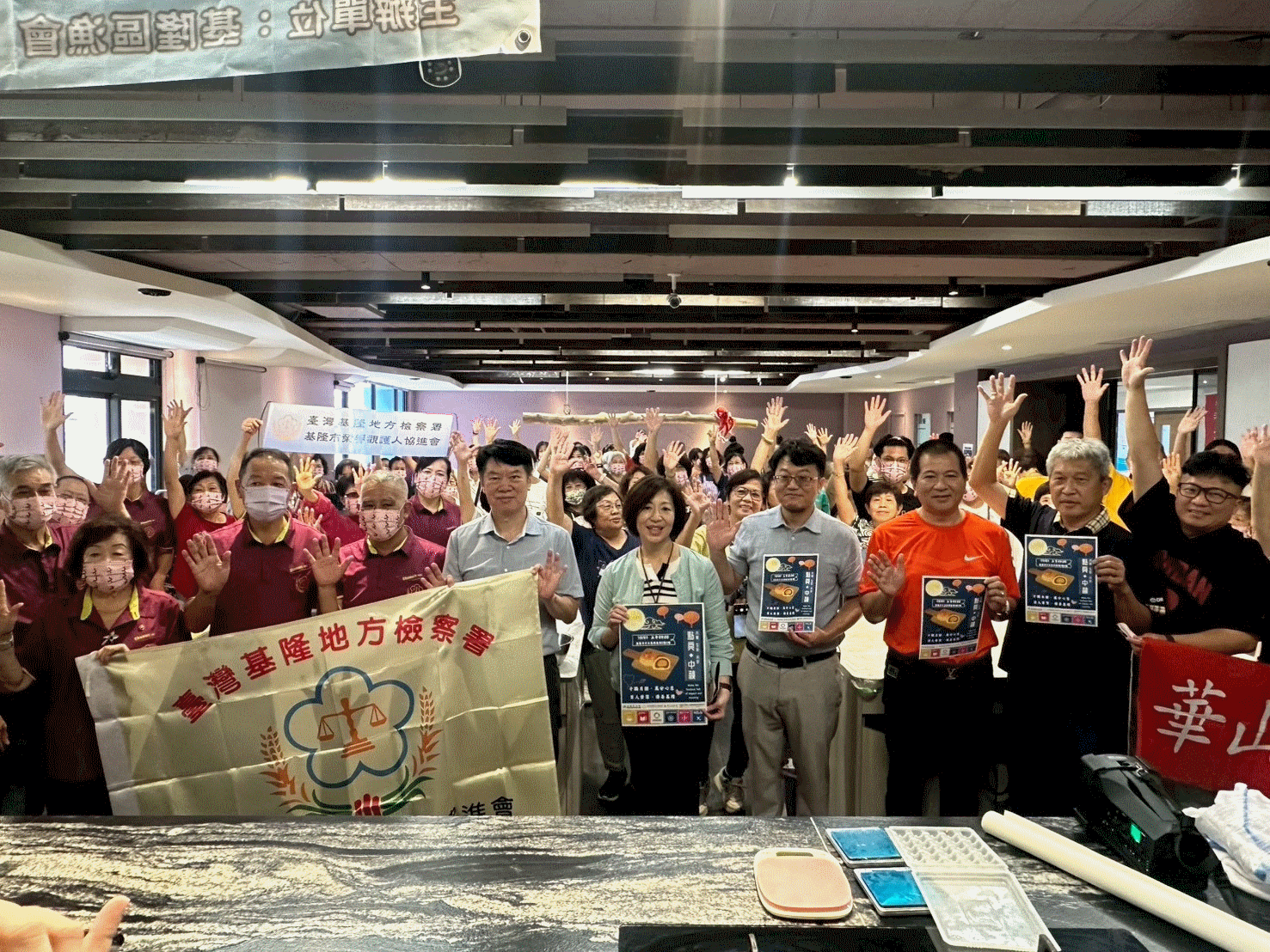 基檢攜手社區手作月餅送愛到街頭